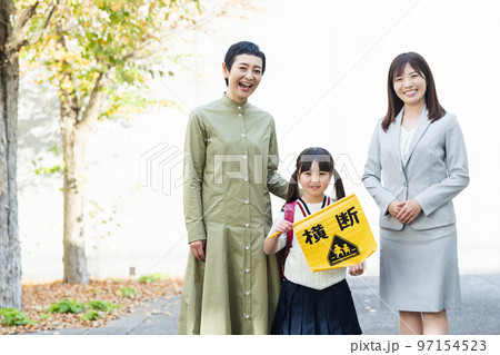 登下校を見守る母親と先生 登下校を見守る母親と先生 97154523