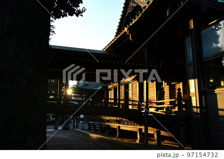 夕暮れの寺 97154732