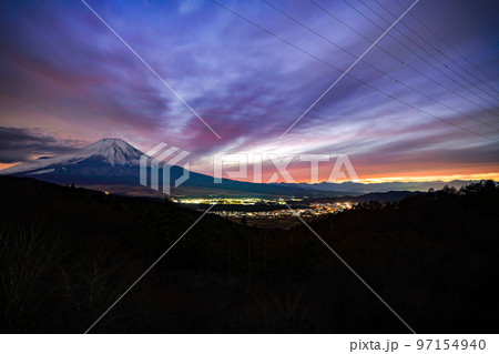 二十曲峠展望テラスから見る富士山と忍野村 97154940