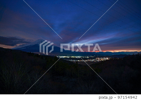 二十曲峠展望テラスから見る富士山と忍野村 二十曲峠展望テラスから見る富士山と忍野村 97154942