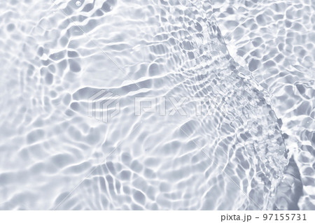 夏の海のような波紋が出ている水面 97155731