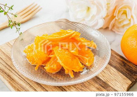ガラスの皿に盛ったミカンのマリネ 97155966