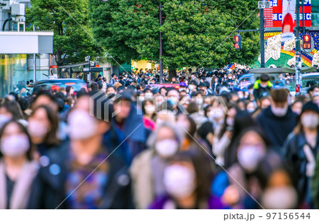 日本の東京都市景観 12月・師走の夕方、脅威の人流。渋谷駅前の渋谷センター街などを望む＝10日 97156544