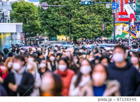 日本の東京都市景観 12月・師走の夕方、脅威の人流。渋谷駅前の渋谷センター街などを望む＝10日 97156545
