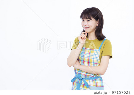 笑顔で悩んでいる30代の主婦 97157022