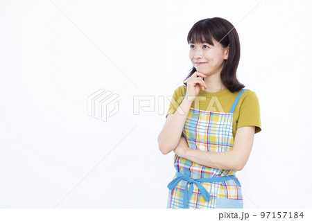 笑顔で悩んでいる30代の主婦 97157184