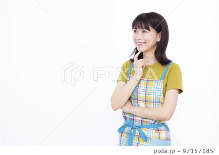 笑顔で悩んでいる30代の主婦 97157185