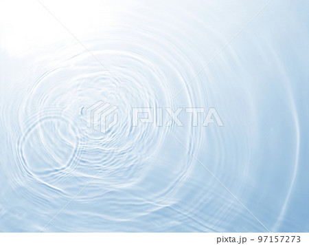 夏の海のような波紋が出ている水面 97157273