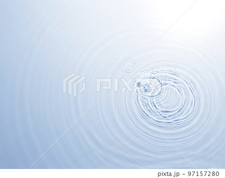 夏の海のような波紋が出ている水面 97157280