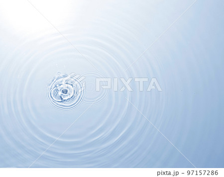 夏の海のような波紋が出ている水面 97157286