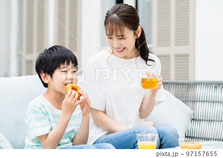 ティータイムを楽しむ親子 97157655