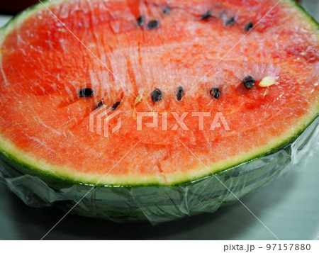 新鮮スイカ 半分 ラップ包装