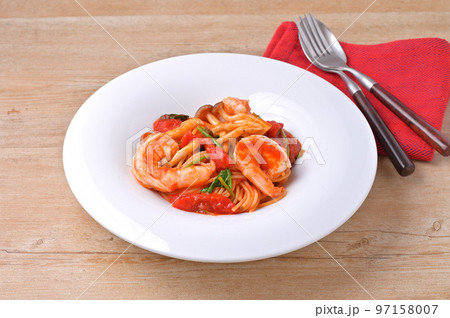 海老とホウレン草としめじのトマトソースパスタ。 97158007