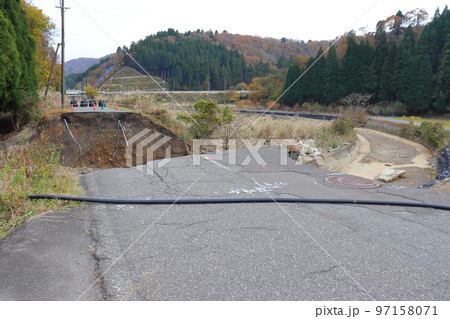 大雨で道路が流出した道路　(2022年8月　福井県道207号) 97158071