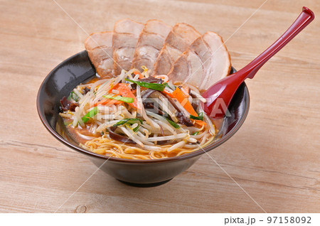 味噌ラーメン、チャーシュー、みそラーメン、もやし、野菜炒め。 97158092