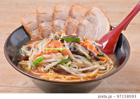 味噌ラーメン、チャーシュー、みそラーメン、もやし、野菜炒め。 97158093