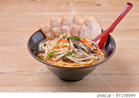 味噌ラーメン、チャーシュー、みそラーメン、もやし、野菜炒め。 97158094
