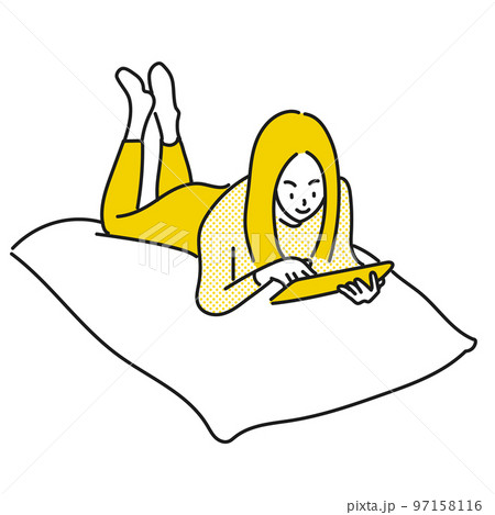 クッションでタブレットを見ながらリラックスする女性 97158116