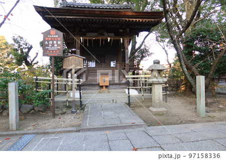 京都市にある神社：藤森（ふじのもり）神社の境内にある摂社大将軍社の風景 97158336