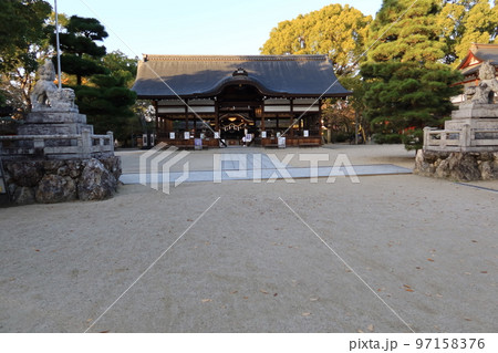 京都市にある神社：藤森（ふじのもり）神社の拝殿の風景 97158376