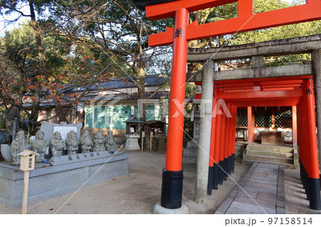 日本の神社：藤森神社境内にある七福神と藤森稲荷の風景 97158514