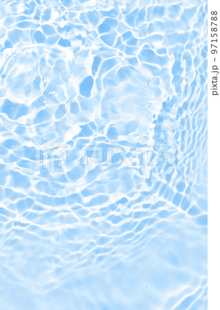 夏の海のような波紋が出ている水面 97158788