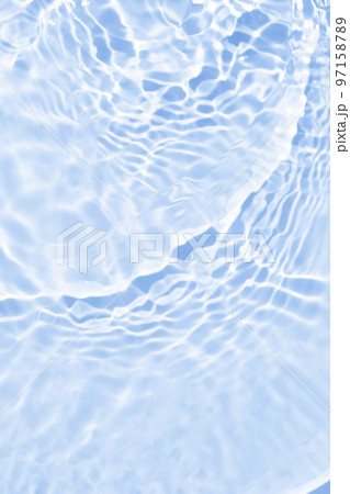 夏の海のような波紋が出ている水面 97158789