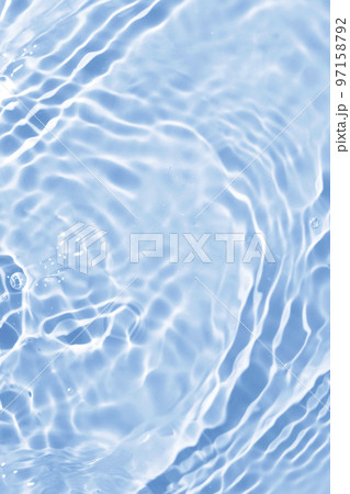 夏の海のような波紋が出ている水面 97158792