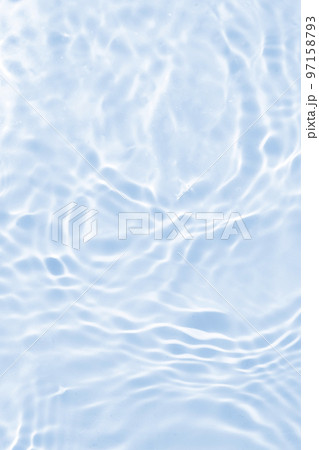 夏の海のような波紋が出ている水面 97158793