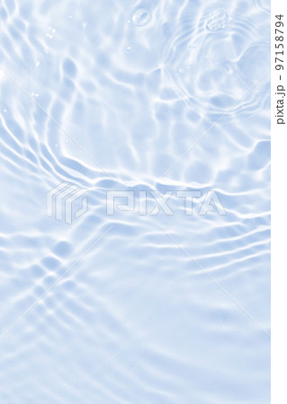 夏の海のような波紋が出ている水面 97158794