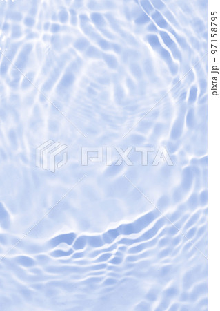 夏の海のような波紋が出ている水面 97158795