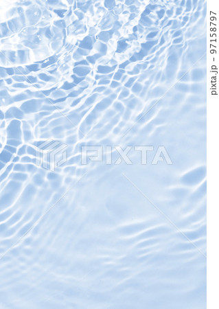 夏の海のような波紋が出ている水面 97158797