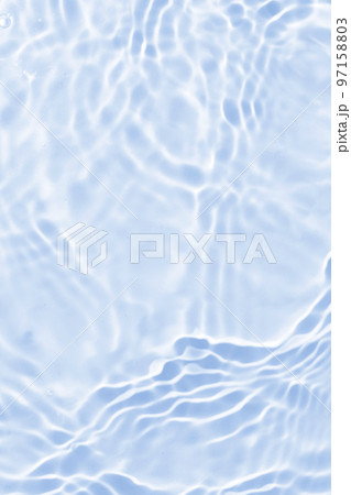 夏の海のような波紋が出ている水面 97158803
