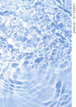 夏の海のような波紋が出ている水面 夏の海のような波紋が出ている水面 97158804
