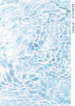 夏の海のような波紋が出ている水面 97158808