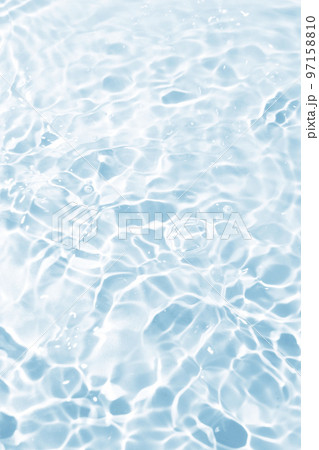 夏の海のような波紋が出ている水面 97158810