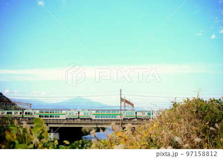 【平塚市】のどかな川を渡る列車 97158812