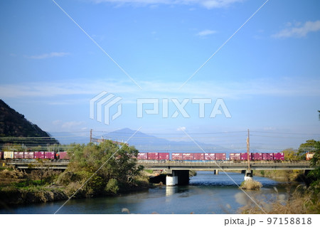 【平塚市】のどかな川を渡る列車 97158818