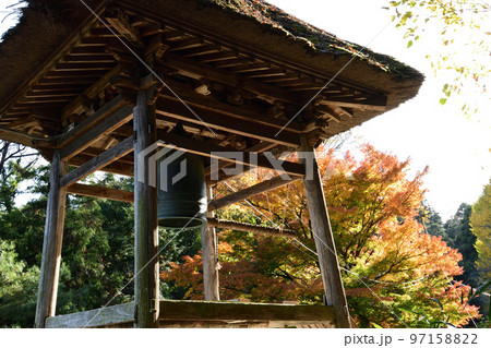 巌殿山正法寺（岩殿観音）の鐘楼　埼玉県東松山市 97158822