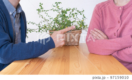 喧嘩するカップル・夫婦喧嘩イメージ 喧嘩するカップル・夫婦喧嘩イメージ 97159010