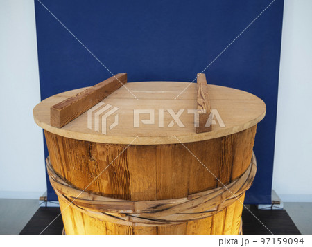 大きな味噌樽 97159094