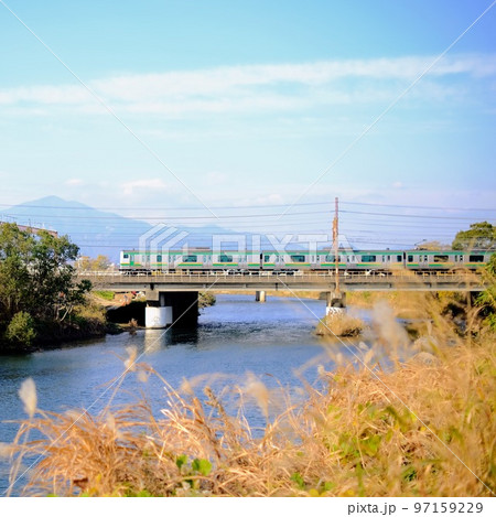 【平塚市】のどかな川を渡る列車 97159229