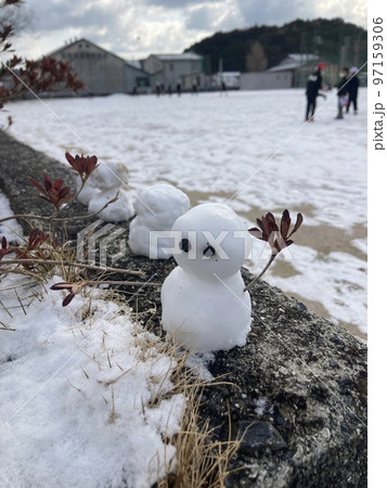 小さな雪だるまの風景 小さな雪だるまの風景 97159306