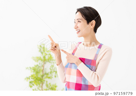 指さしポーズの女性 97159779