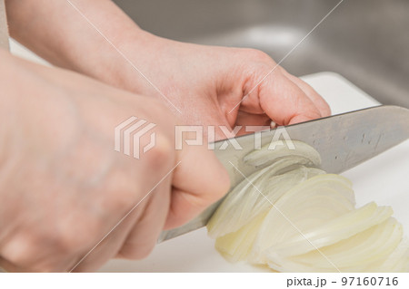 【たまねぎを薄切りにする】 97160716