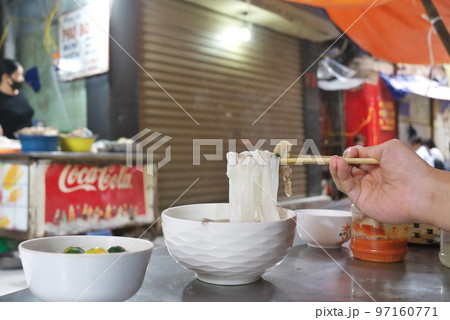 ハノイの街並み フォー屋さん / ベトナム 97160771