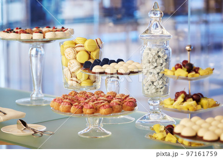 buffet cupcakes sweets 97161759