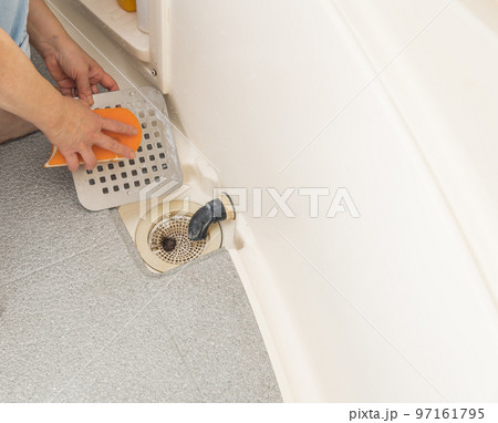 【浴室の排水口を掃除をするミドル主婦】 97161795