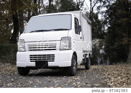 落ち葉と軽貨物 2 97162363