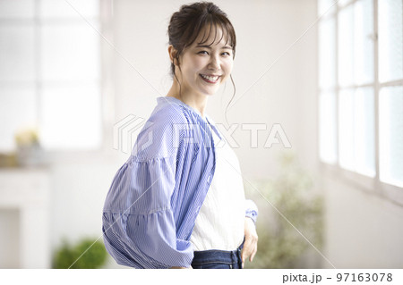 ジーンズ姿の若い女性 97163078